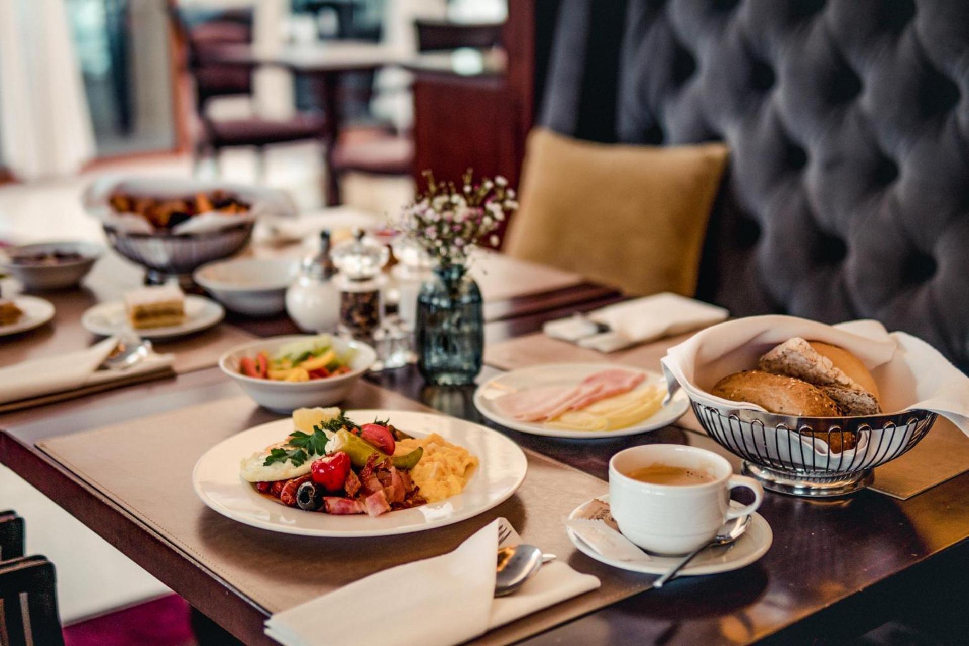Wellness & Spa Hotel Kaskady Sliač Екстериор снимка
